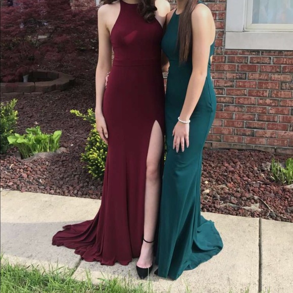 Beautiful burgundy gown - Picture 3 of 3